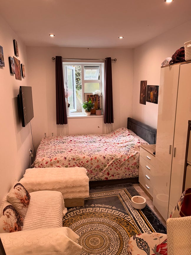 Furnished Studio Flat, All Bills Included Main Photo