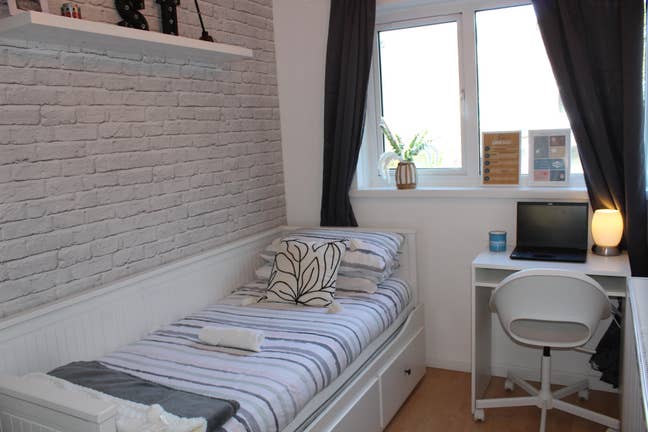 Single Room Desk Close to City Centre B18 Main Photo