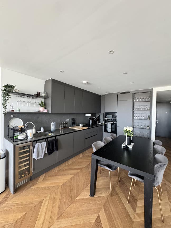 Looking for a friendly flatmate to take my room Main Photo