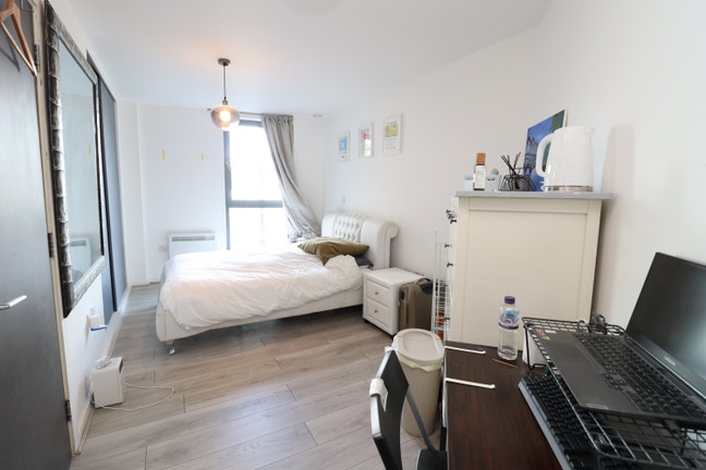 E1 New build, En-suite + 2x rooms by the DLR Main Photo