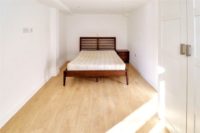 Double room available in our cozy apartment 🤍 Main Photo