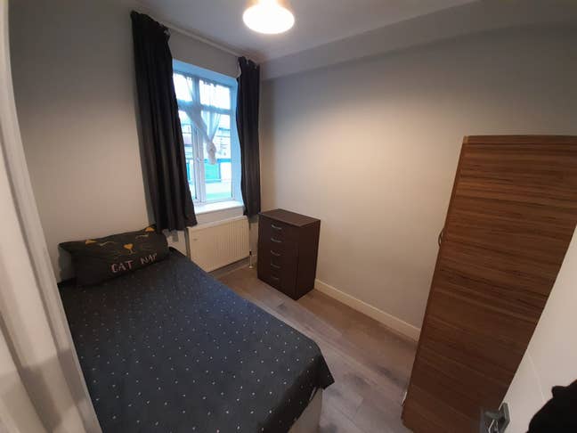 Bright single room great location clean place Main Photo