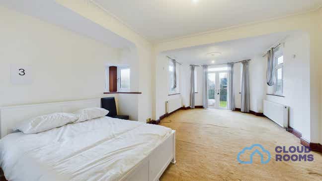 **Large Room for 2 Near to Ealing Common Tube ** Main Photo