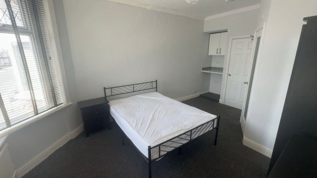 3 x Double Rooms with Ensuites Available  Main Photo