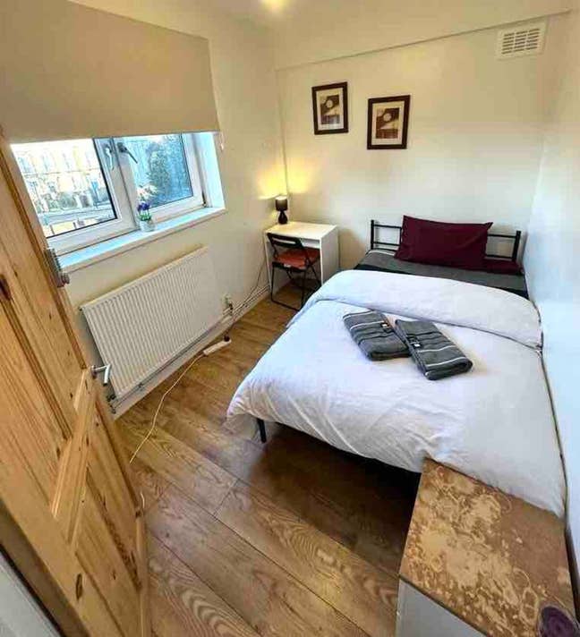 Double Room with Shared Balcony / E2 9JR Main Photo