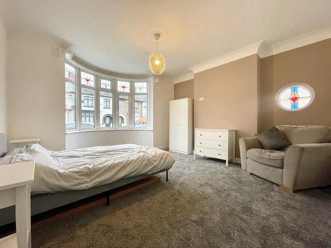 **Large Double Room Furnished, Bills & Int Incl** Main Photo