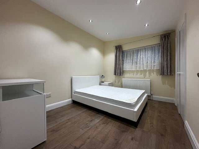 Spacious  Double Room to Let. Must View Main Photo