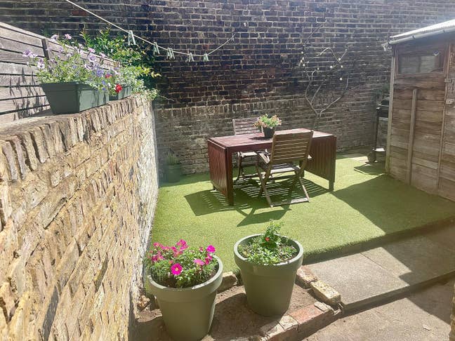 Double bed room - Available in Earlsfied Main Photo