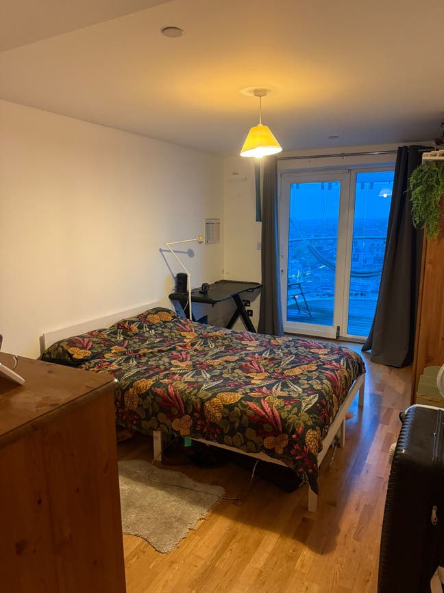 En-suite room and a flat building  Main Photo