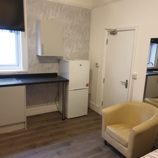 Spacious Bedsitting Room with Built in Kitchen Main Photo