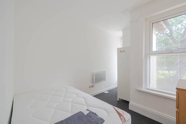 Furnished Room on Walpole Road (Bills Included) Main Photo