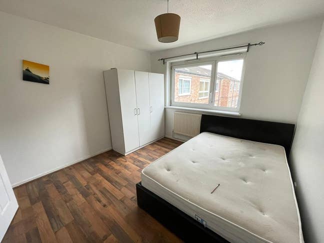 Modern Spacious Double Bedroom in Bromley-By-Bow Main Photo