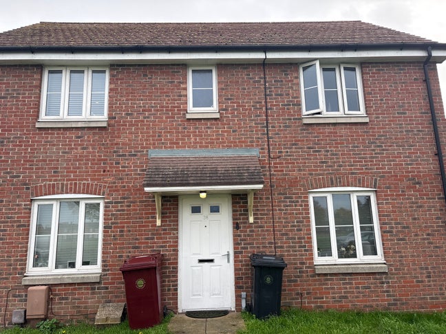 Small single room available  Main Photo