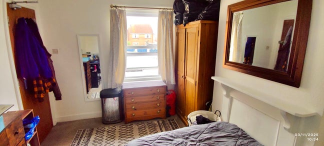 Furnished Double Room - All Bills Included Main Photo