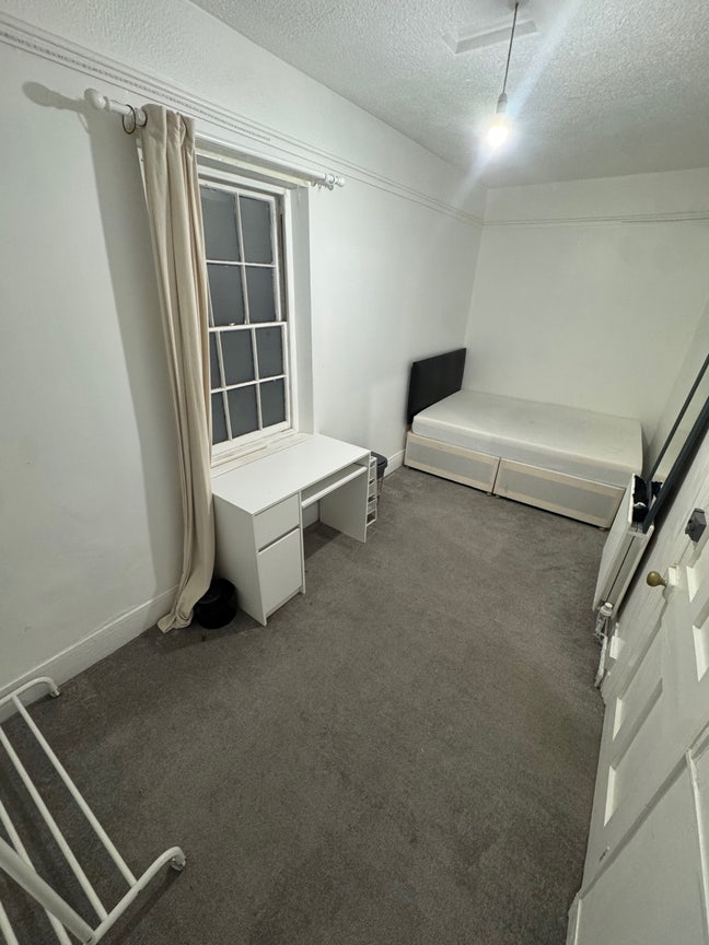 Spacious Room to Rent in Reigate town centre   Main Photo