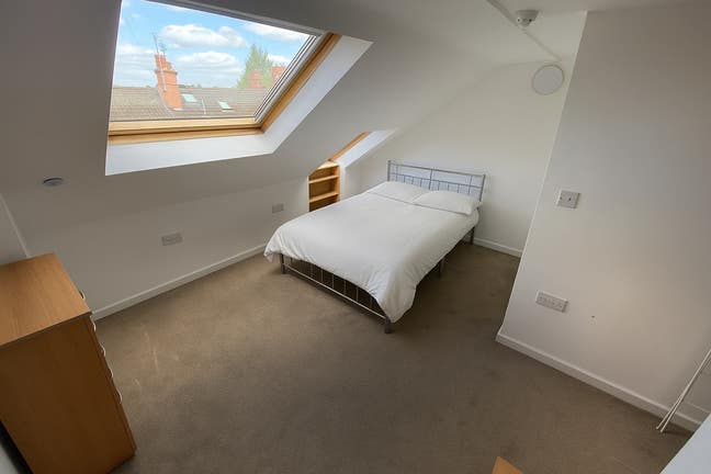 Double Room! - Professional House Share RG6 Main Photo