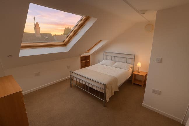 Double Room! - Professional House Share RG6 Main Photo