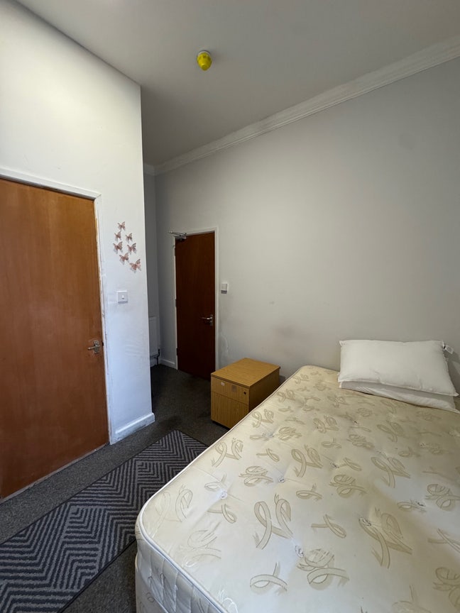 Furnished Double Rooms Available  Main Photo