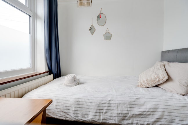 Single Room available in a 3 bed shared house Main Photo