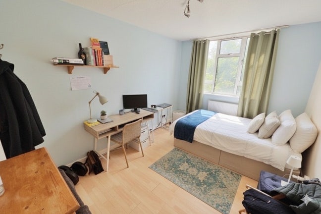 3 Rooms - 5min to DLR - Waterside & Shops Closeby Main Photo