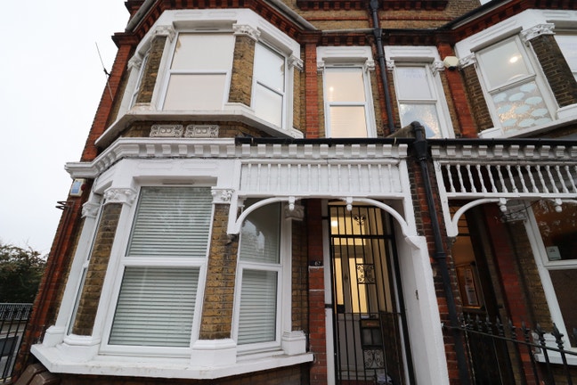 Final Room in Spacious 2-Bed Apartment Main Photo
