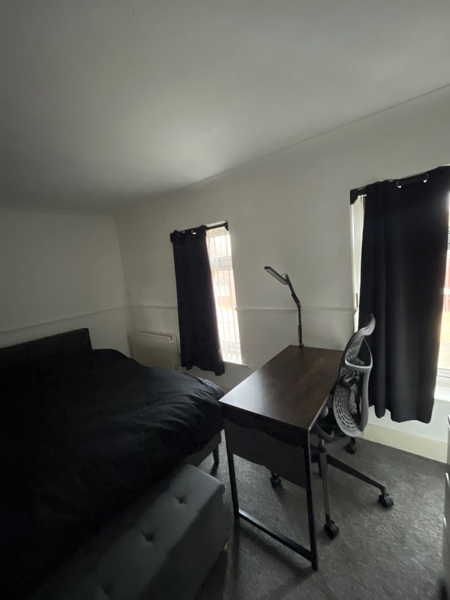 Spacious Double Room in Quiet Flat Main Photo