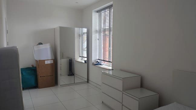 Big room in a 3-bedroom flat in Streatham Main Photo