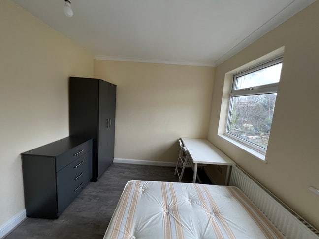 Spacious Room – 8 Mins Walk to Stonebridge Station Main Photo