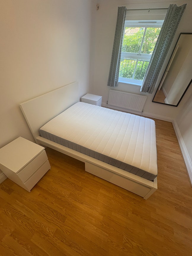 Bright and quiet bedroom next to London Bridge  Main Photo