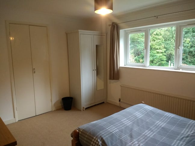 Large Double Room  - Close to Royal Surrey/Resrch  Main Photo