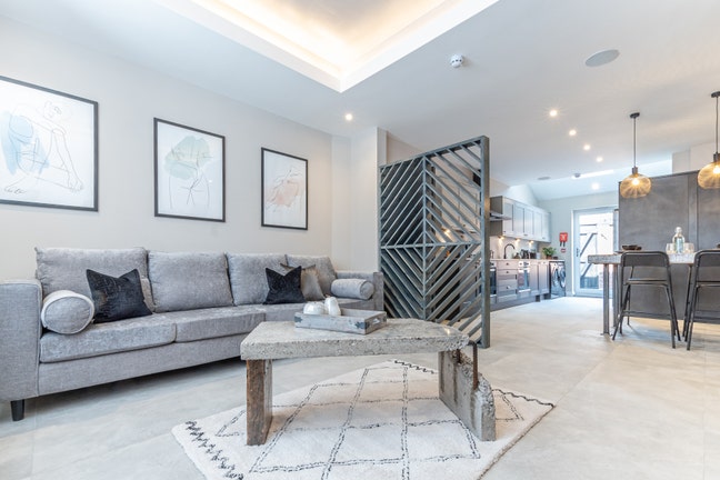 1 Ensuite  Bedroom Available in This Luxury House Main Photo