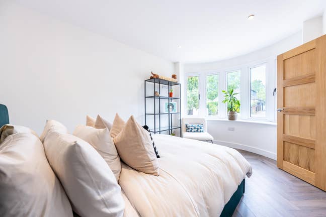 Large Double Room with Private Bathroom Main Photo