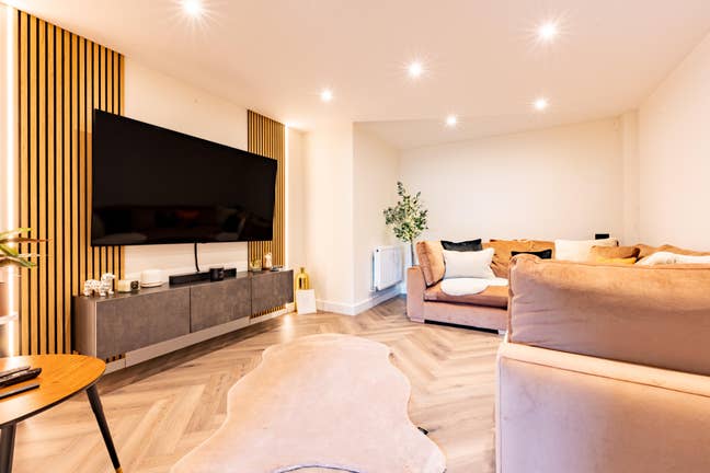 Large Double Room with Private Bathroom Main Photo