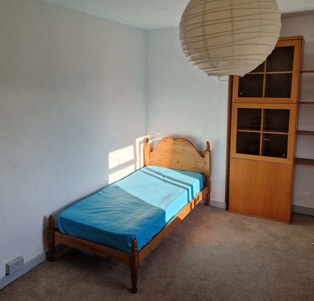 Large single room in landlord's house Main Photo