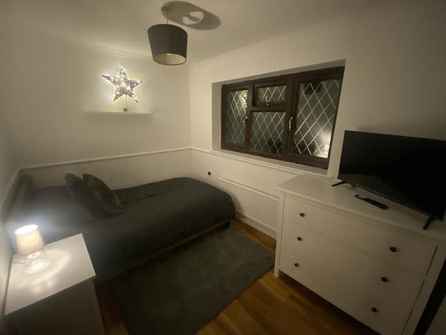 Room available sharing a 2 bedroom house Main Photo