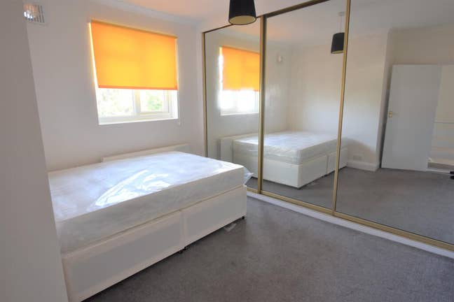 1 bedroom flat - Mitcham, CR4 Main Photo