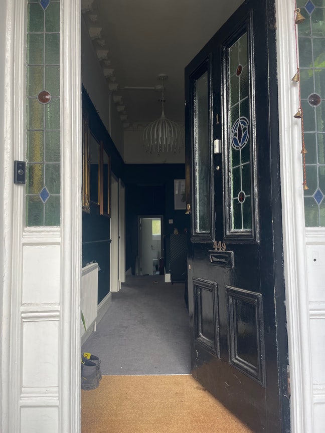 Victorian conversion King Sized Bedroom En suite Main Photo