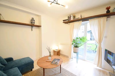 Beautiful Fully Furnished 1 Bedroom Garden Flat  Main Photo
