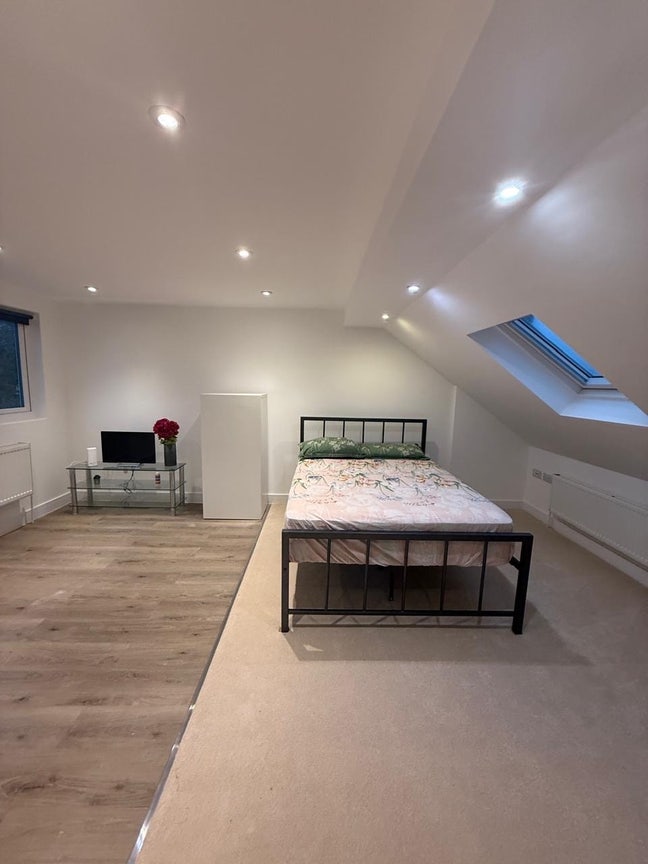 Spacious En-suite double room in a loft  Main Photo