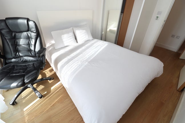 Double Room in 4 Bed/2 Baths  –  2 Min to Tube Main Photo