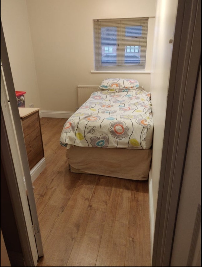 Single room Langley Main Photo