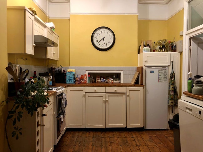 Large room for lease Main Photo