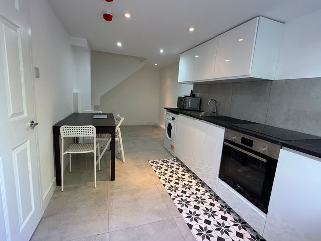 🚆 Self-contained studio | Some Bills Inc Main Photo