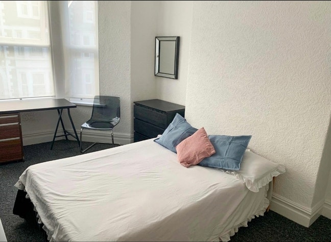 Quiet, cosy room with double bed - All bills inc Main Photo