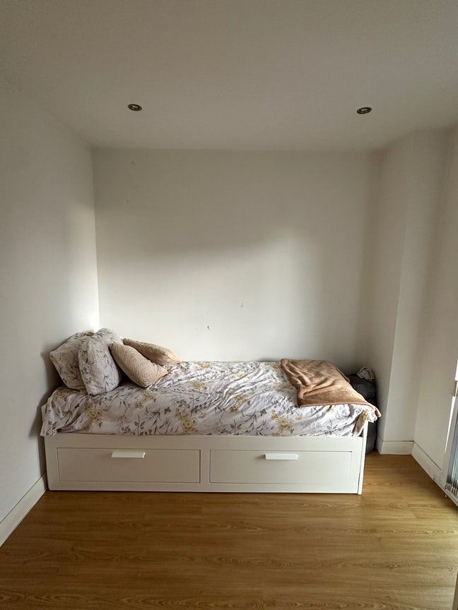 Medium sized bedroom for rent  Main Photo