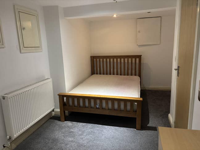 Basement room for rent - 22 Quarry Street, LS6  Main Photo