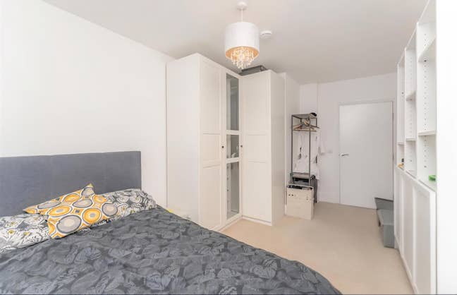 Spacious double room in tidy household Main Photo