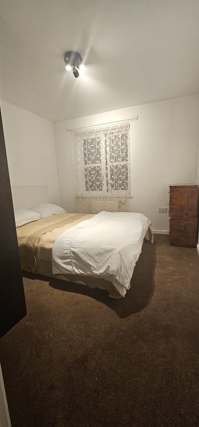 Double bed room share Main Photo