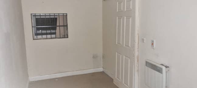 1 Bedroom Studio Flat Main Photo