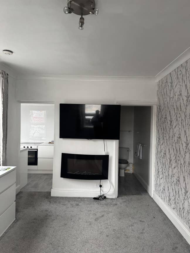 Newly refurbished studio flat in great location! Main Photo